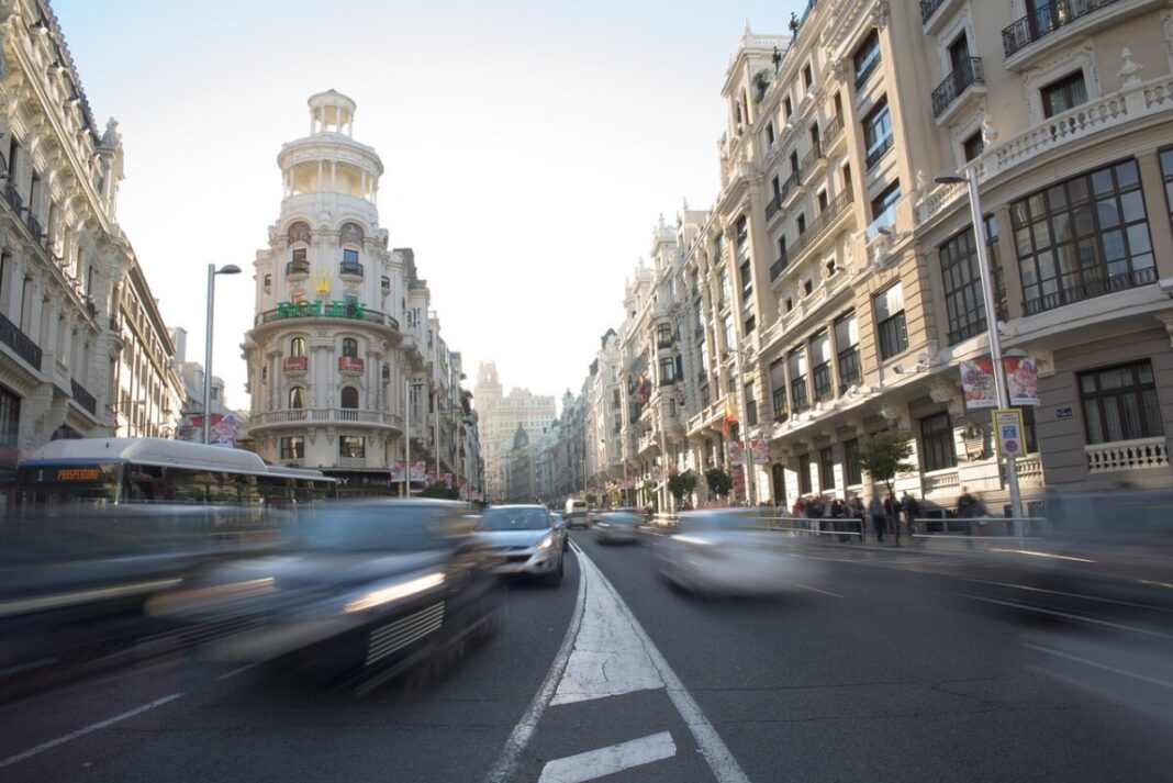 El Pleno de Madrid aprueba una nueva Ordenanza de Movilidad con solo los votos del PP y autorización temporal para vehículos sin etiqueta