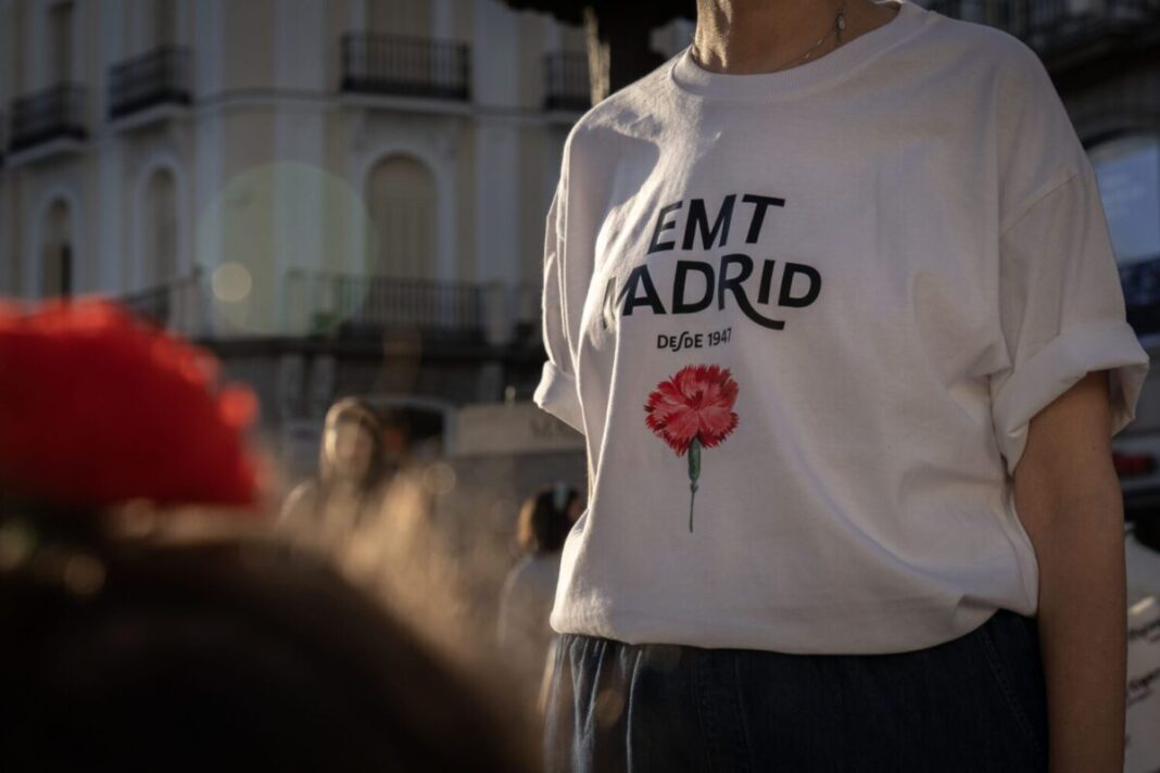 EMT Madrid lanza una edición limitada de camisetas y bolsas de tela inspiradas en el clavel de San Isidro
