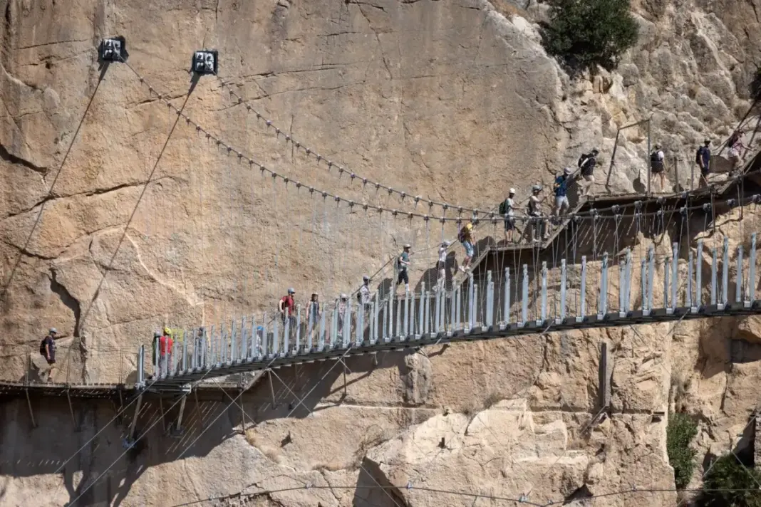 El Caminito del Rey estrena un puente colgante de 110 metros, el más largo de España de estas características