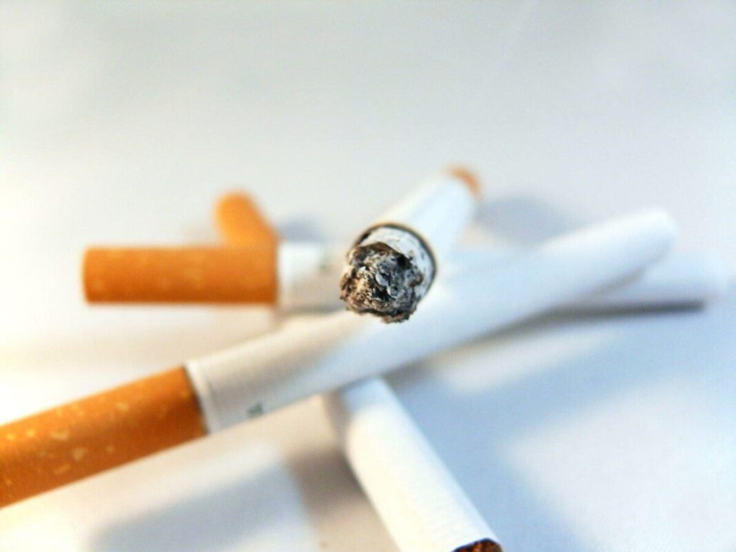 Las terrazas de bares y restaurantes quedarán sin humo y sin fumar a menos de 15 metros de colegios y centros de salud